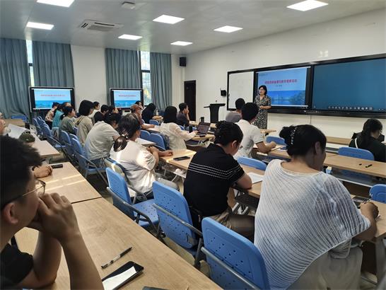 黄秀玲主持主讲338期教师教学发展活动.jpg